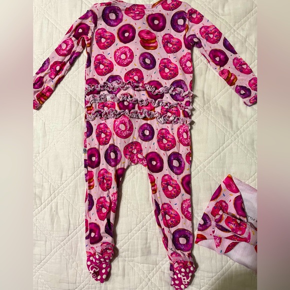 Sprinkle Sprinkle Little Star Ruffle Footie & Matching biggie Bow - Picture 4 of 4